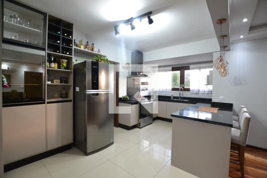 Cozinha de apartamento à venda com 2 quartos, 101m² em Nonoai, Porto Alegre