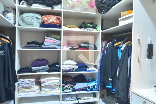 Closet de casa para alugar com 3 quartos, 400m² em Rio Branco, Canoas