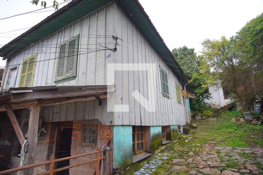 Fachada  de casa à venda com 3 quartos, 224m² em Vila Jardim, Porto Alegre