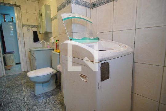 lavanderia  de casa à venda com 3 quartos, 224m² em Vila Jardim, Porto Alegre