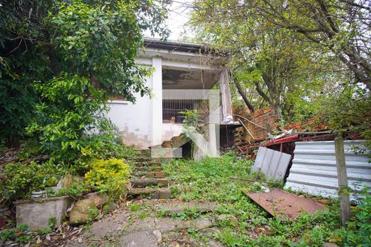 Quintal  de casa à venda com 3 quartos, 224m² em Vila Jardim, Porto Alegre