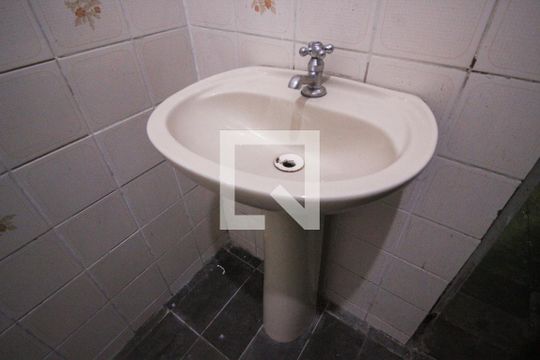 Banheiro de casa de condomínio para alugar com 1 quarto, 36m² em Itaquera, São Paulo