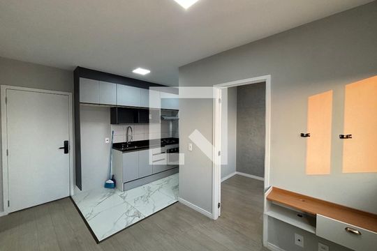 Sala/cozinha de apartamento para alugar com 2 quartos, 33m² em Vila Pierina, São Paulo