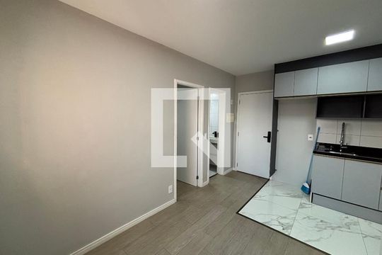 Sala/cozinha de apartamento para alugar com 2 quartos, 33m² em Vila Pierina, São Paulo