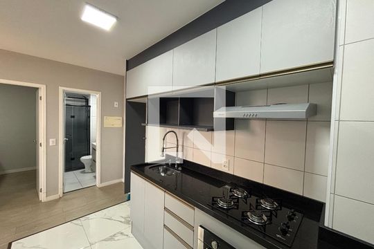 Sala/cozinha de apartamento para alugar com 2 quartos, 33m² em Vila Pierina, São Paulo