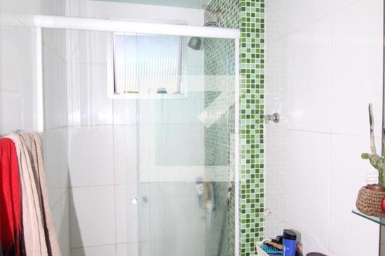 Banheiro de apartamento para alugar com 2 quartos, 52m² em Olaria, Rio de Janeiro