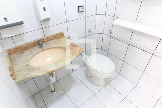 Banheiro da Edícula de casa para alugar com 3 quartos, 300m² em Jardim Satélite, São José dos Campos