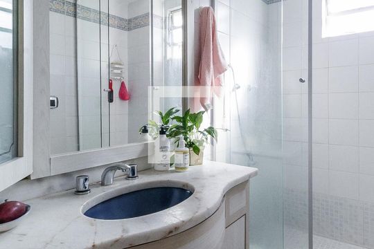 Banheiro de apartamento à venda com 2 quartos, 79m² em Higienópolis, Porto Alegre