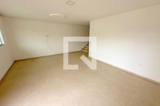 Sala de casa para alugar com 4 quartos, 194m² em Ingleses do Rio Vermelho, Florianópolis