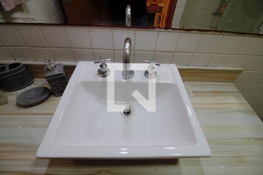 Banheiro de apartamento à venda com 1 quarto, 58m² em Vila Andrade, São Paulo