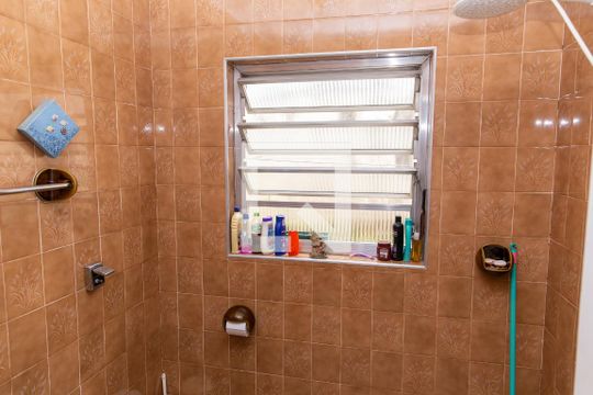Banheiro 1 de casa à venda com 3 quartos, 180m² em Piraporinha, Diadema