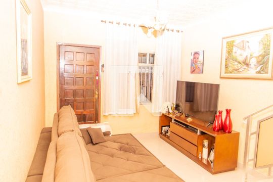 Sala de casa à venda com 3 quartos, 180m² em Piraporinha, Diadema