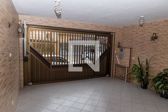 Garagem de casa à venda com 3 quartos, 180m² em Piraporinha, Diadema