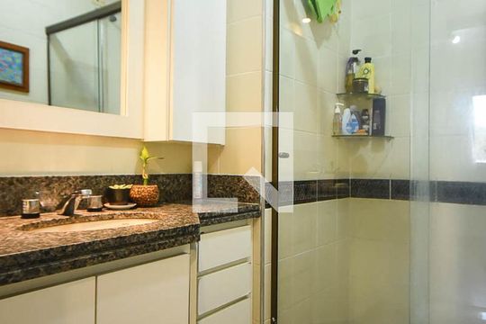 Banheiro de apartamento à venda com 4 quartos, 84m² em Vila Suzana, São Paulo