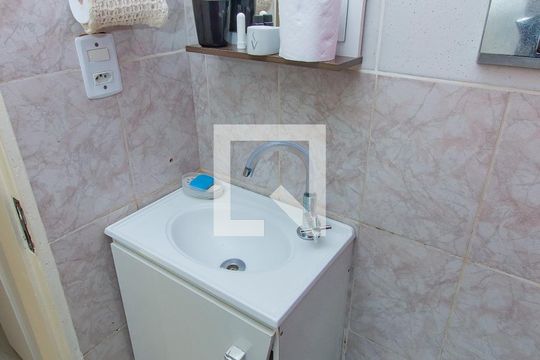 Banheiro de apartamento à venda com 1 quarto, 44m² em Rubem Berta, Porto Alegre
