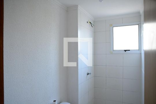 Banheiro de apartamento para alugar com 2 quartos, 48m² em Jardim Ísis, Cotia