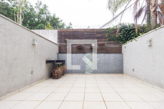 Quintal de casa à venda com 3 quartos, 130m² em Jardim das Vertentes, São Paulo