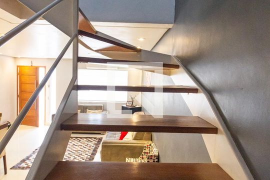 Escada de casa à venda com 3 quartos, 130m² em Jardim das Vertentes, São Paulo