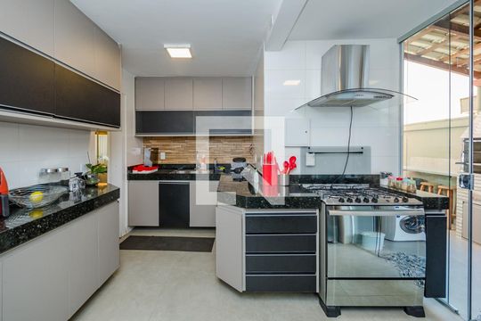 Cozinha de apartamento à venda com 3 quartos, 130m² em Santa Lúcia, Belo Horizonte