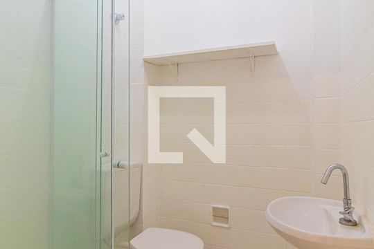 Banheiro de kitnet/studio para alugar com 1 quarto, 20m² em Bela Vista, São Paulo