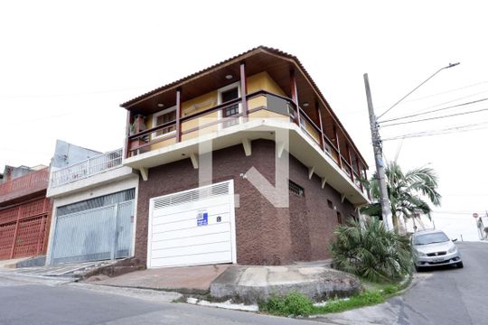 Fachada de casa à venda com 2 quartos, 180m² em Vila Constança, São Paulo