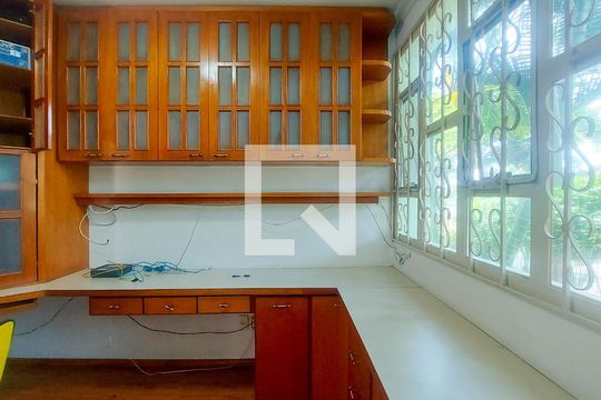 Escritório de casa à venda com 4 quartos, 280m² em Vila Ipojuca, São Paulo