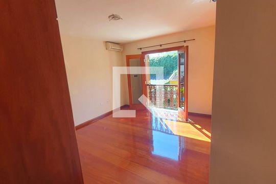 Quarto de casa à venda com 4 quartos, 500m² em Interlagos, São Paulo