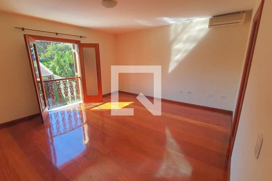Quarto de casa à venda com 4 quartos, 500m² em Interlagos, São Paulo
