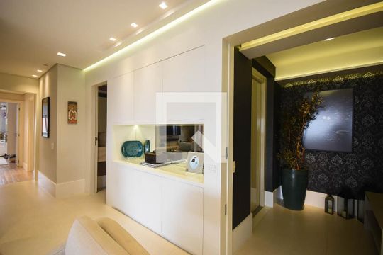 Hall de entrada de apartamento à venda com 3 quartos, 200m² em Vila Andrade, São Paulo