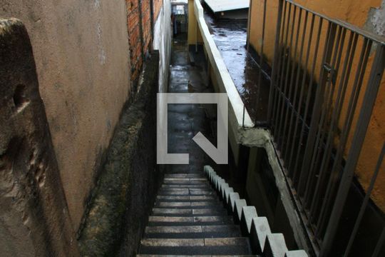 Escada de casa para alugar com 1 quarto, 55m² em Parada Xv de Novembro, São Paulo