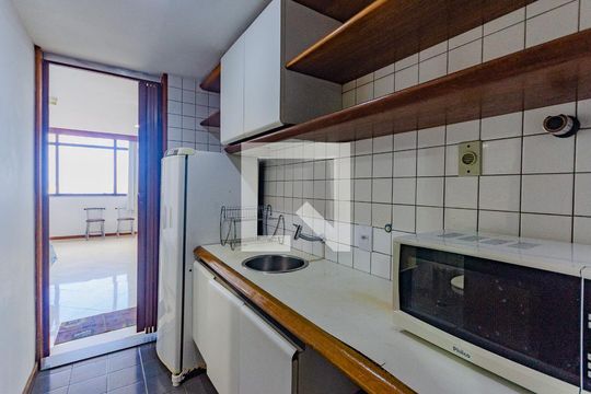 Cozinha de apartamento para alugar com 1 quarto, 36m² em Vitoria, Salvador