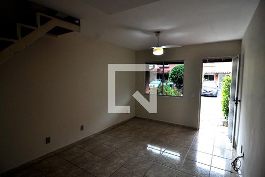 Sala de casa de condomínio para alugar com 2 quartos, 82m² em Pechincha, Rio de Janeiro