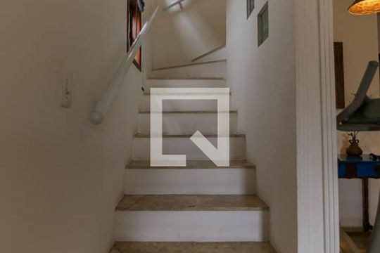 Escada de casa de condomínio à venda com 3 quartos, 157m² em Parque Monte Alegre, Taboão da Serra