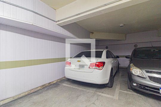 Garagem de kitnet/studio para alugar com 1 quarto, 36m² em Centro, Curitiba