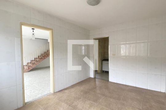 Copa de casa para alugar com 4 quartos, 220m² em Jardim Regina Alice, Barueri