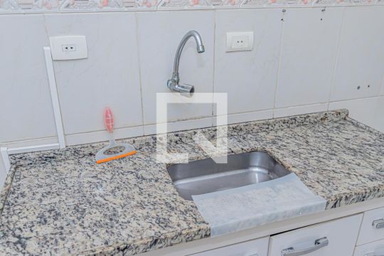 Cozinha de apartamento para alugar com 1 quarto, 48m² em Vila São Vicente, São Paulo