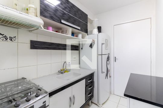 Cozinha de apartamento à venda com 2 quartos, 56m² em Vila Liviero, São Paulo