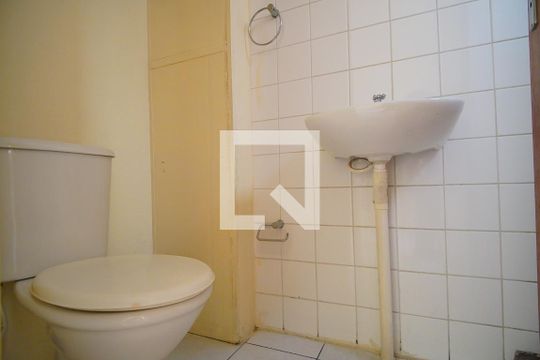 Banheiro de apartamento à venda com 2 quartos, 37m² em Rubem Berta, Porto Alegre