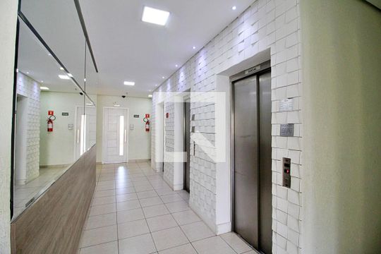 Hall de apartamento para alugar com 3 quartos, 72m² em Parque Jaçatuba, Santo André