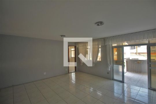 Sala de casa para alugar com 3 quartos, 130m² em Paraíso, São Gonçalo