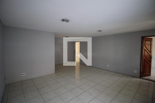 Sala de casa para alugar com 3 quartos, 130m² em Paraíso, São Gonçalo