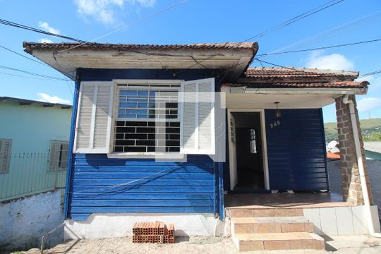 Fachada de casa à venda com 4 quartos, 140m² em Partenon, Porto Alegre