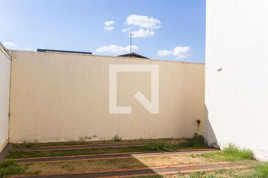 Garagem de apartamento para alugar com 2 quartos, 58m² em Jardim Holanda, Uberlândia