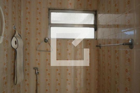 Banheiro de apartamento para alugar com 2 quartos, 56m² em Cordovil, Rio de Janeiro
