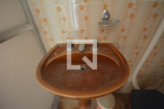 Banheiro de apartamento para alugar com 2 quartos, 56m² em Cordovil, Rio de Janeiro
