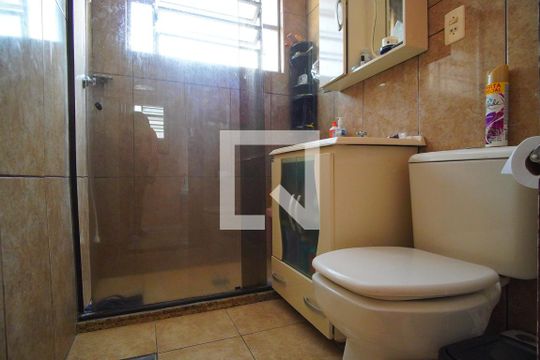 banheiro  de apartamento para alugar com 2 quartos, 68m² em Floresta, Porto Alegre