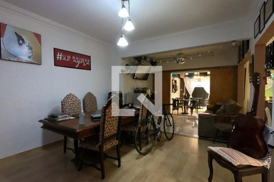 Casa para alugar com 2 quartos, 200m² em Parque Santos Dumont, Taboão da Serra