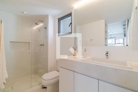 Banheiro Social de apartamento para alugar com 1 quarto, 43m² em Jardim das Bandeiras, São Paulo