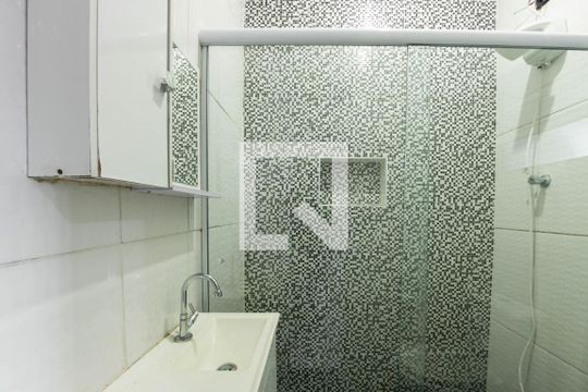 Banheiro de casa para alugar com 2 quartos, 54m² em Vila Alpina, São Paulo