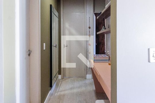 Corredor de apartamento à venda com 3 quartos, 67m² em Humaitá, Porto Alegre